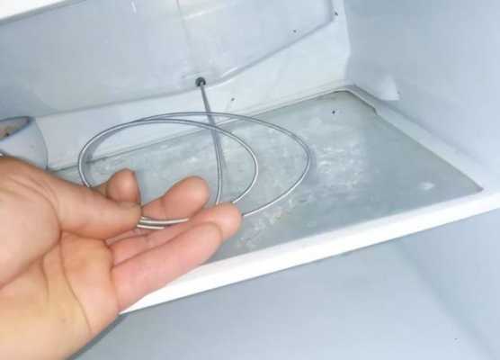 冰箱出水管里有冰怎么处理（冰箱管路有水怎么处理）